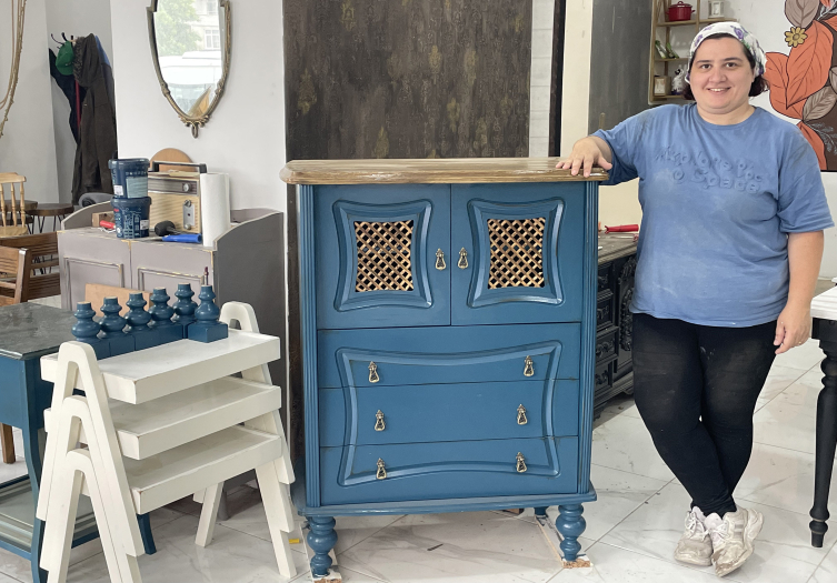 Eski ve kırık mobilyalar kadın marangozun elinde yenileniyor