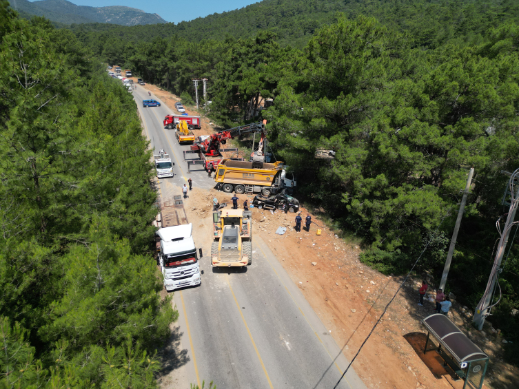 Hafriyat yüklü kamyon minibüsün üstüne devrildi: 1 ölü, 2 yaralı