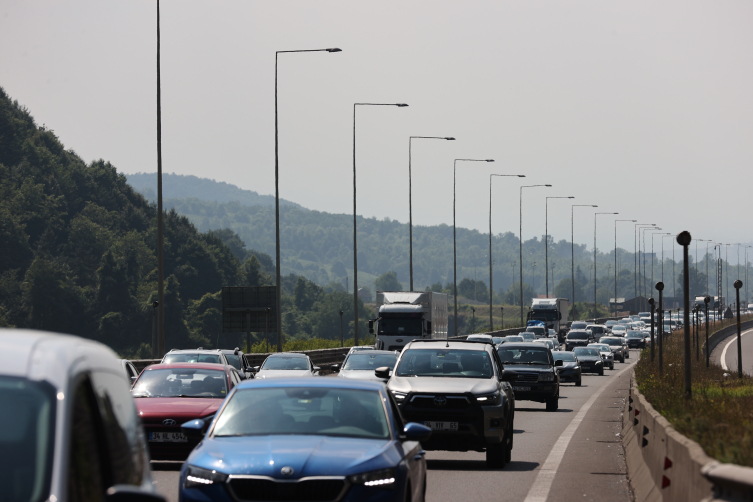 Anadolu Otoyolu'nun Düzce ve Bolu geçişinde bayram yoğunluğu