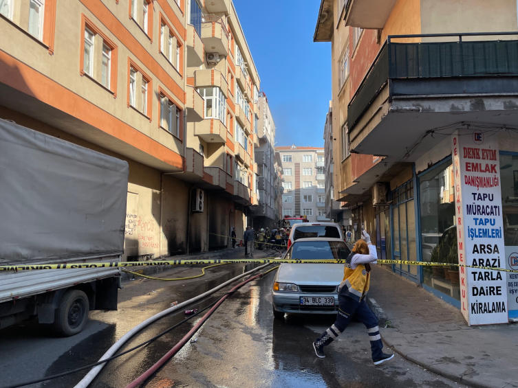 Pendik'te boya atölyesinde yangın: 7 kişi dumandan etkilendi