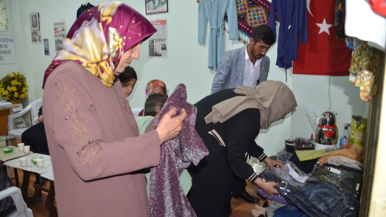 Muş'ta depremzedelere kıyafet yardımı