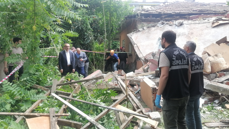 Metruk evde yıkım sırasında tavan çöktü: 2 ölü