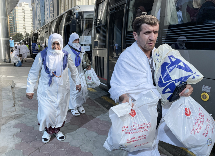 Hacı adaylarının Arafat'a yolculuğu başladı