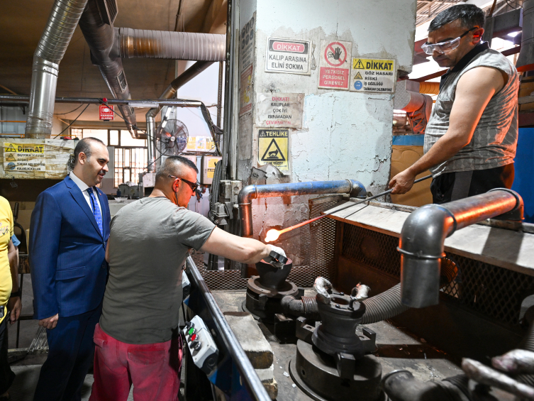 Bakan Kacır işçilerle bayramlaştı