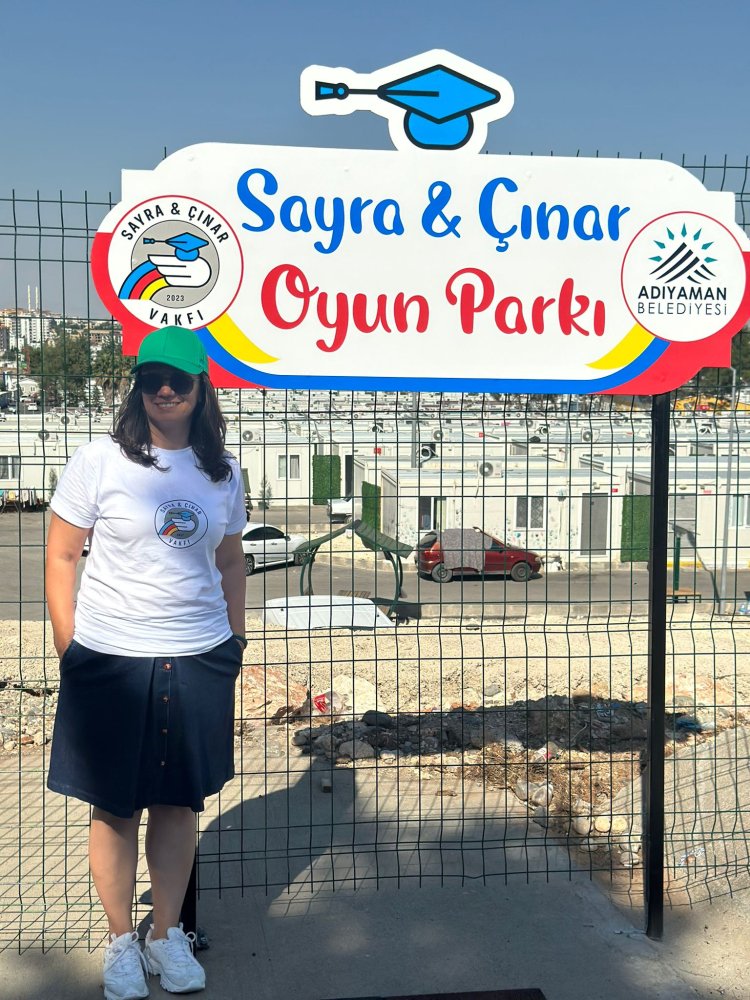 Depremde ikizlerini yitiren anne çocuklar için oyun parkı kurdu