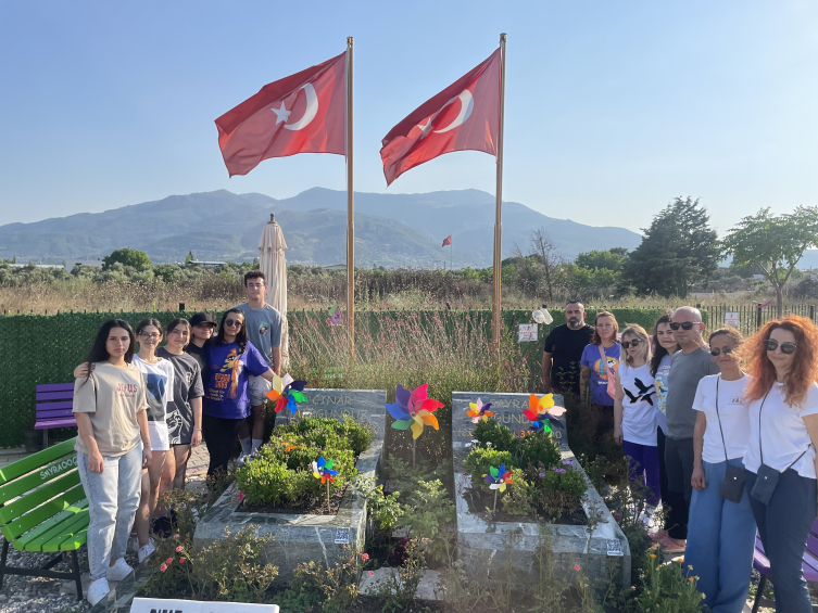 Depremde ikizlerini yitiren anne çocuklar için oyun parkı kurdu