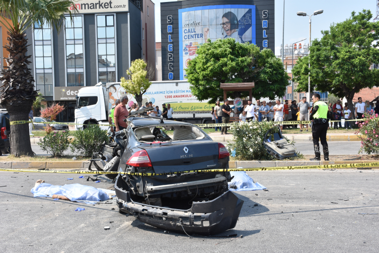 Antalya'da 3 otomobilin çarpıştığı kazada 2 kişi hayatını kaybetti