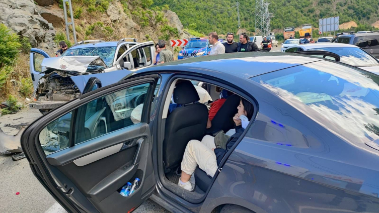 Artvin'de bayram dönüşü trafik kazası: 8 yaralı