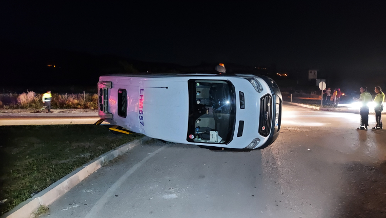 Amasya'da otomobil ile minibüsün çarpışması sonucu 17 kişi yaralandı