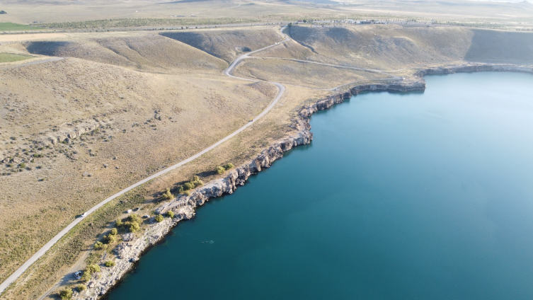 يتدفق الزوار على بحيرة أجيجول ، أعمق بحيرة في تركيا