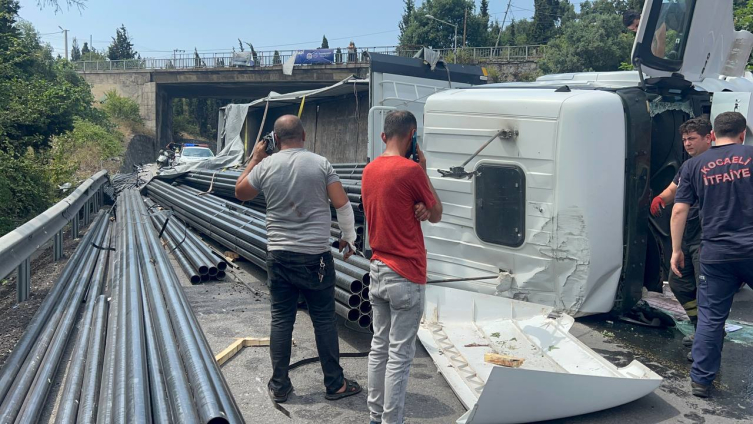 Kocaeli'de devrilen demir boru yüklü tır ulaşımı aksattı