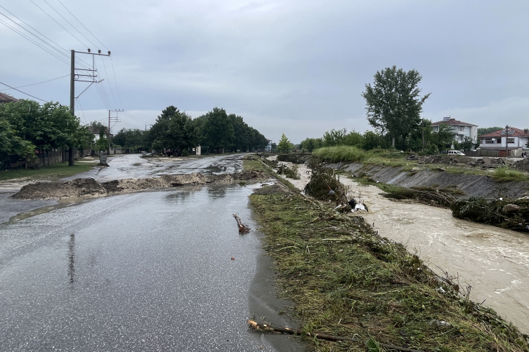 Sakarya'da sağanak: Cadde ve bahçeleri su bastı