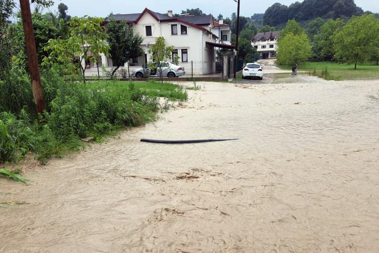 Sakarya'da sağanak: Cadde ve bahçeleri su bastı