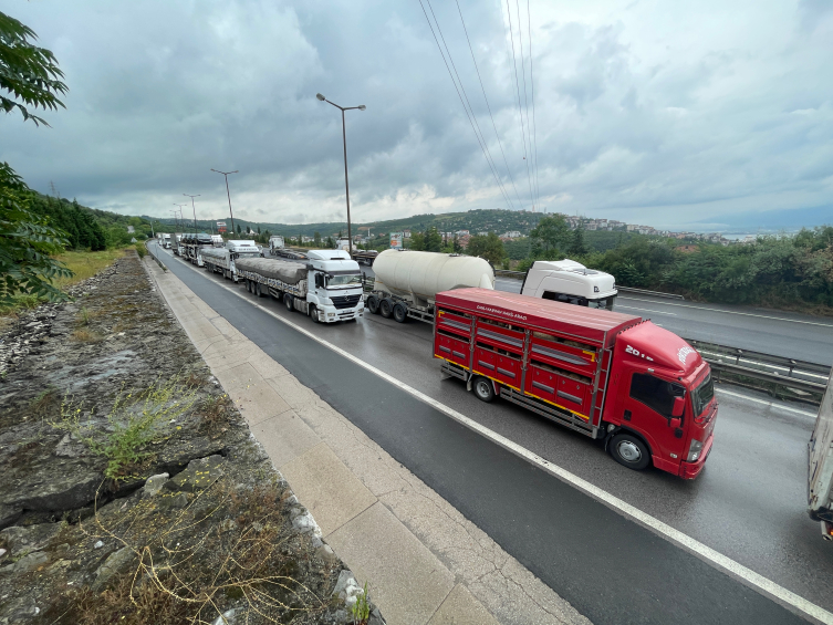 Anadolu Otoyolu'nda 13 aracın karıştığı kaza ulaşımı aksattı