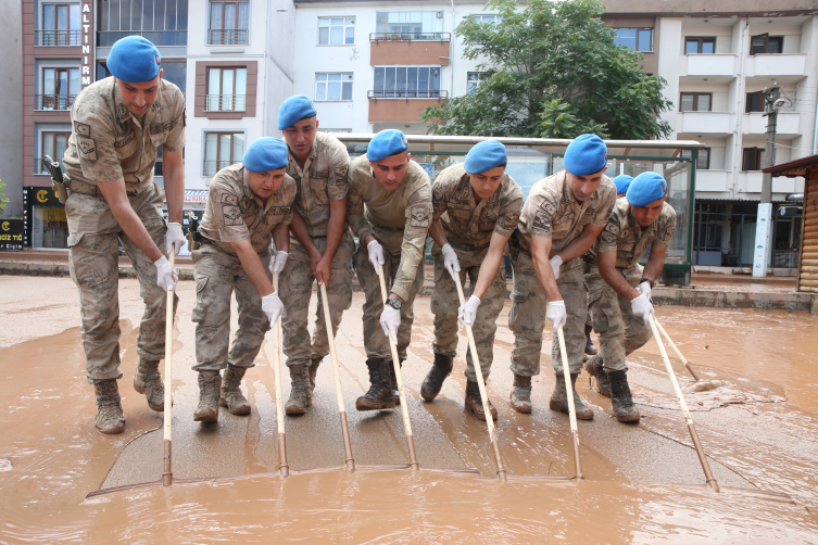 Bartın'da suların çekilmesiyle temizlik çalışması başladı
