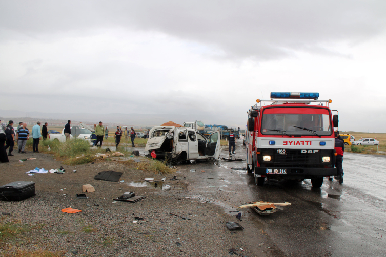 Sivas'ta kamyon ile hafif ticari araç çarpıştı: 2 ölü, 3 yaralı