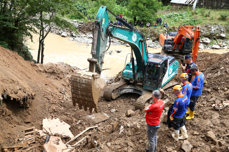 Zemini çöken fabrikada göçük altında kalan 2 kişi kurtarıldı