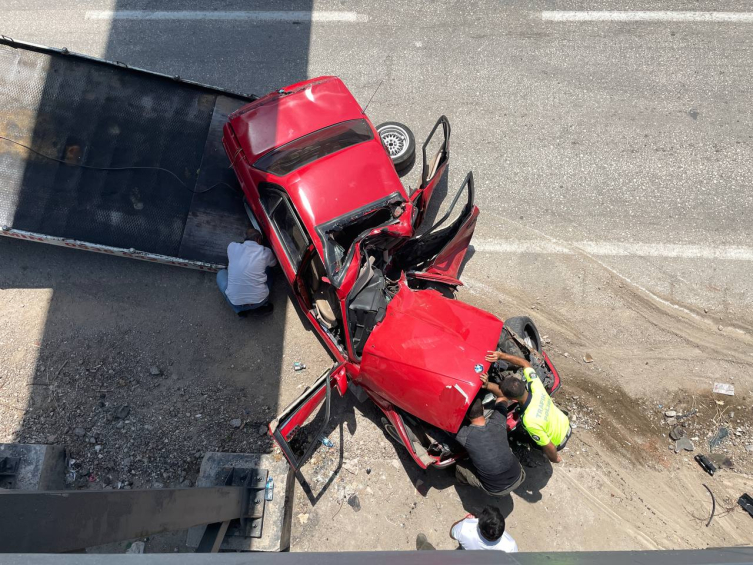 Bursa'da üst geçide çarpan otomobildeki 2 kişi yaralandı