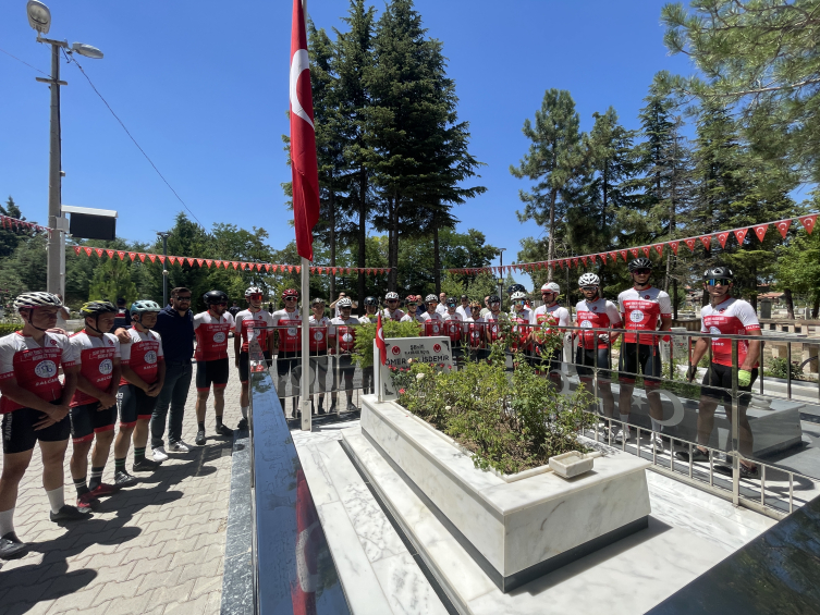 Ömer Halisdemir'in kabri ziyaret ediliyor
