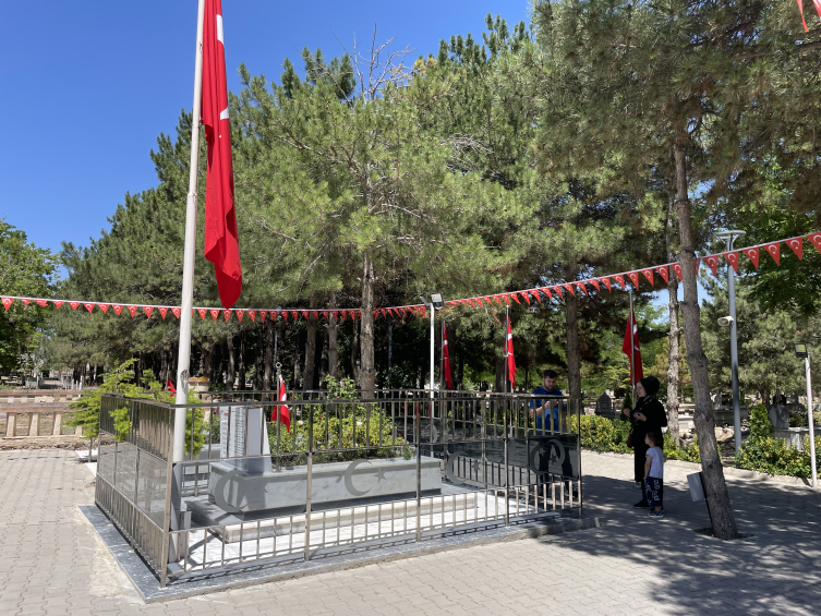 Ömer Halisdemir'in kabri ziyaret ediliyor