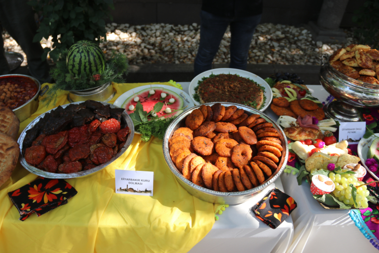 Diyarbakır'da bir araya gelen şefler yöresel ürünlerden yeni tariflerle yemek yaptı