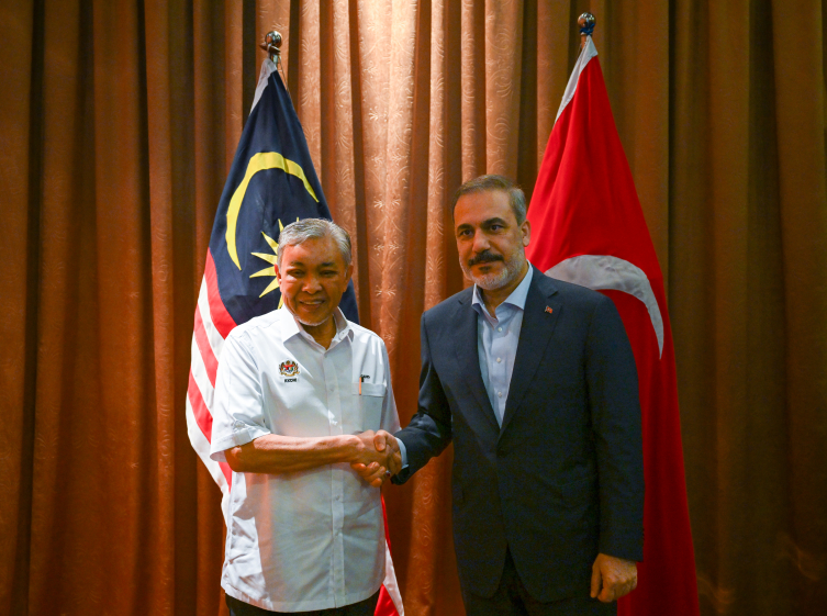 Dışişleri Bakanı Hakan Fidan, Malezya Başbakan Yardımcısı Ahmed Zahid Hamidi ile bir araya geldi.