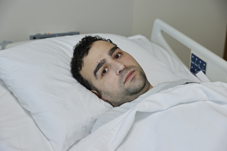 Kopan bacağı 9 saatte dikilen motokurye yürüyeceği günleri bekliyor