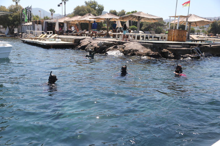 Bodrum'da denizin dibinden çöp yığını çıktı
