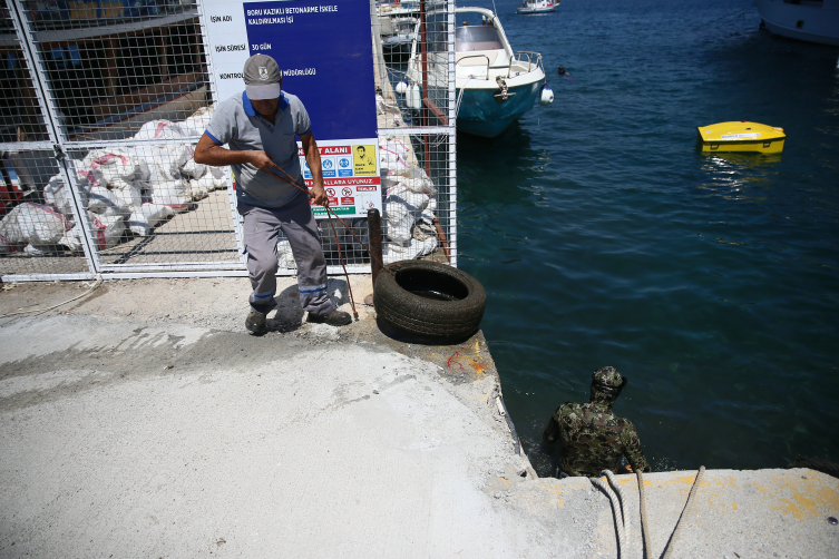 Bodrum'da denizin dibinden çöp yığını çıktı