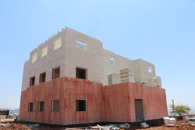 Fiber kompozit bloklarla yapılan deprem konutlarında sona gelindi