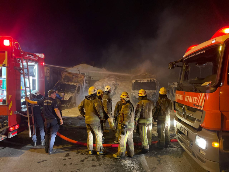 Veliefendi Hipodromu önünde yangın