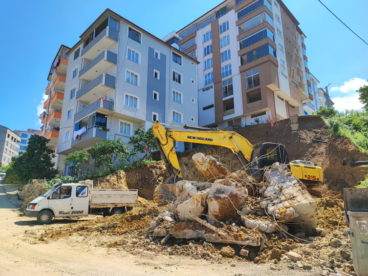 Giresun'da bahçe duvarı çöken 7 katlı bina boşaltıldı