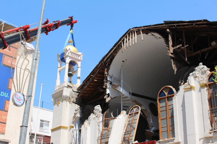 Depremde hasar gören Aziz Nikola Rum Ortodoks Kilisesi'nde güçlendirme çalışmaları yapılıyor