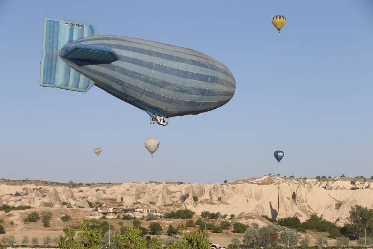 Figürlü sıcak hava balonları Kapadokya’da peribacaları üzerinde süzüldü