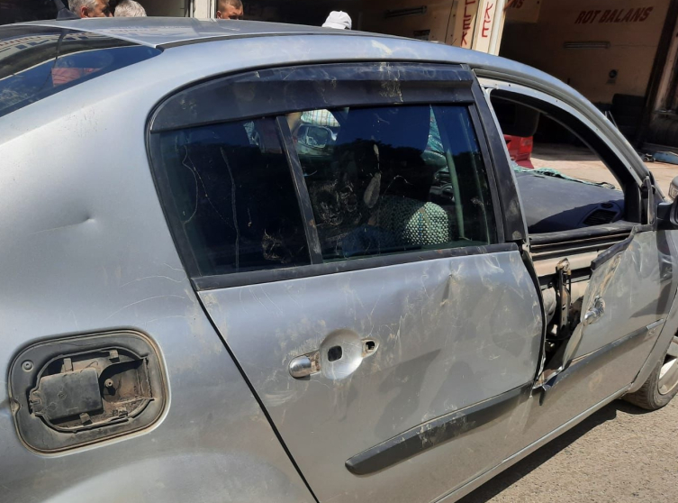 Trabzon'da yaylada ayı park halindeki otomobile zarar verdi