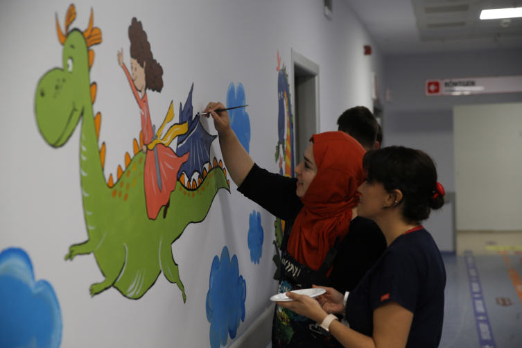 Hastane duvarları depremzede çocukların hayal dünyasıyla renklendi