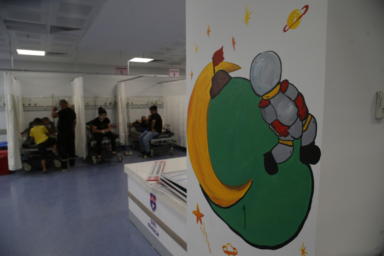 Hastane duvarları depremzede çocukların hayal dünyasıyla renklendi