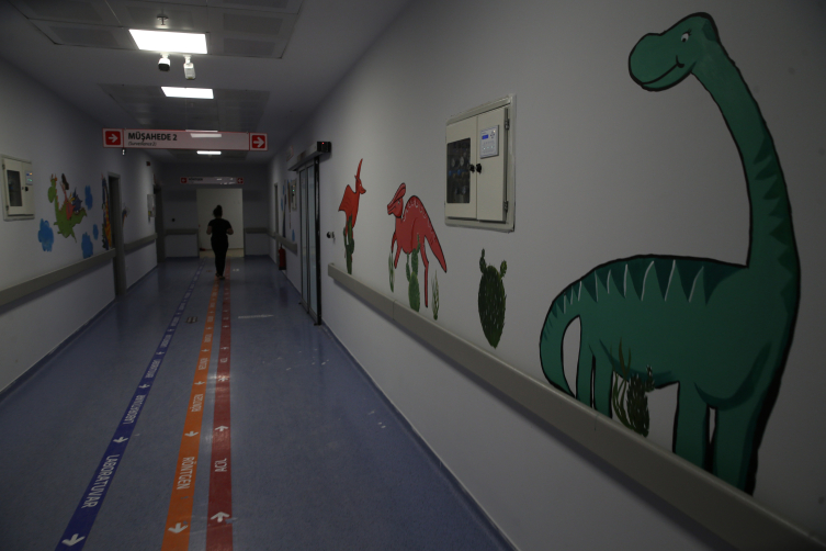 Hastane duvarları depremzede çocukların hayal dünyasıyla renklendi