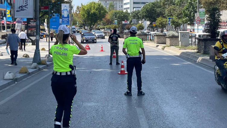 Kadıköy'de yayalara yol vermeyen sürücülere denetim