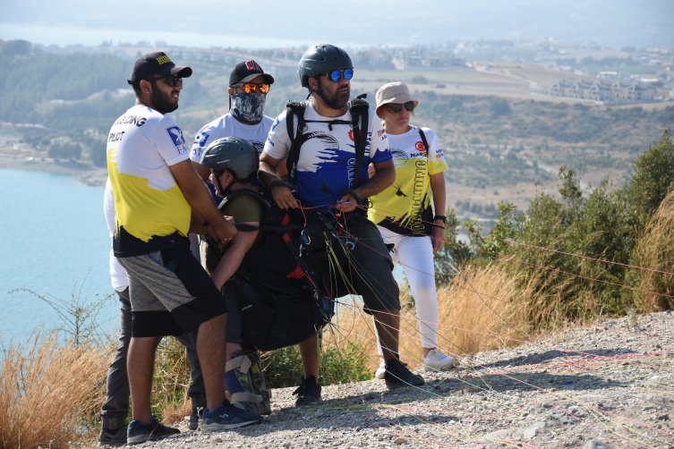 Adana'da engelli çocuklar yamaç paraşütü yaptı