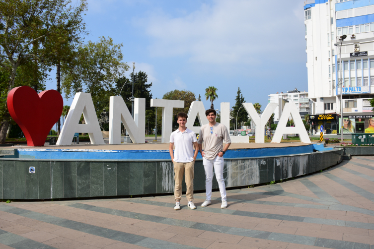 'Seyahatsever' gençler turizm kenti Antalya'yı keşfediyor