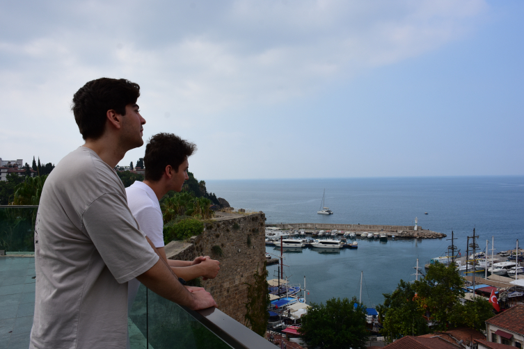 'Seyahatsever' gençler turizm kenti Antalya'yı keşfediyor