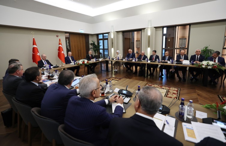 Cumhurbaşkanı Erdoğan Ahlat'ta bölge valileriyle bir araya geldi