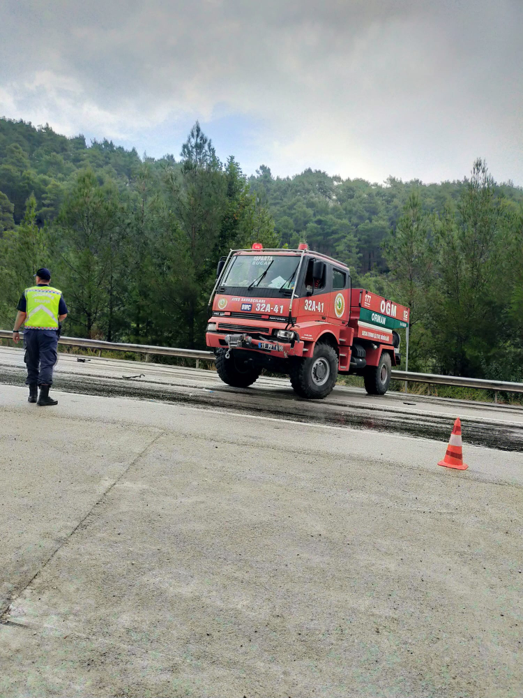 Burdur'da arazözle 2 otomobil çarpıştı: 1 ölü, 6 yaralı