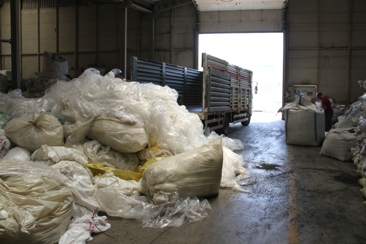 Atık plastikten ürettiği mobilya malzemelerini 17 ülkeye ihraç ediyor