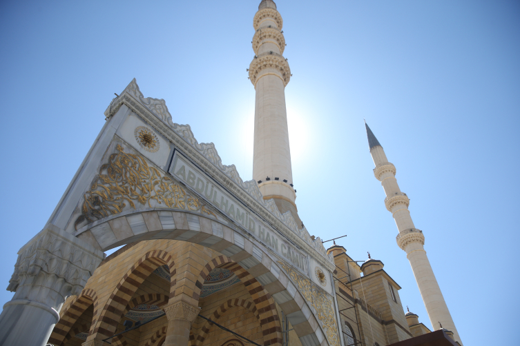 Depremde hasar gören Abdülhamit Han Camii onarılıyor