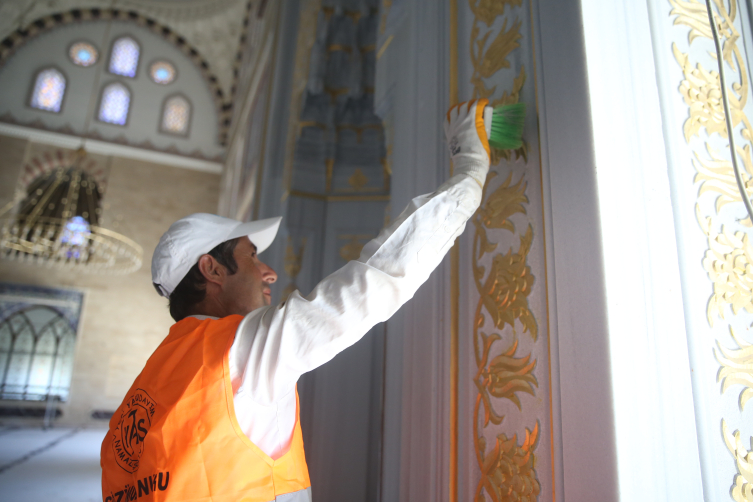 Depremde hasar gören Abdülhamit Han Camii onarılıyor