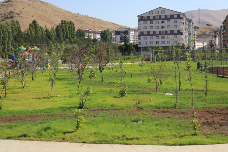 Bitlis'te inşa edilen millet bahçesi açılışa hazırlanıyor