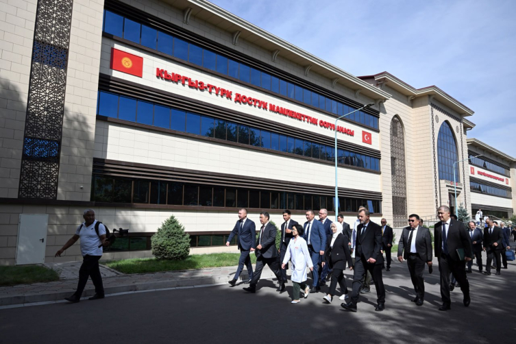 Kırgızistan'da ilk böbrek nakli ameliyatı Türk hekimlerce yapıldı