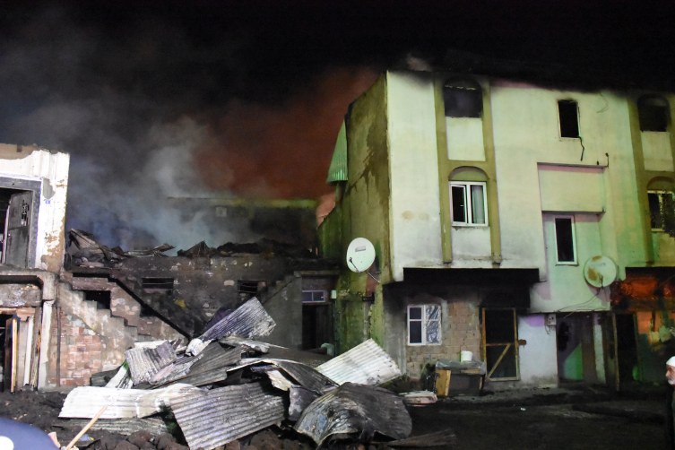 Erzurum'da yangın: 7 ev, 8 ahır kullanılamaz hale geldi